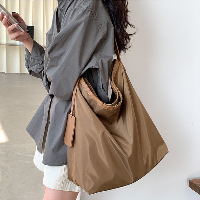 附帶質感吊牌📧新款喜歡✈C40韓國空運🇰🇷高級大容量尼龍單肩托特包 單肩腋下包 托特包 尼龍包 歐膩穿搭包包-細節圖2