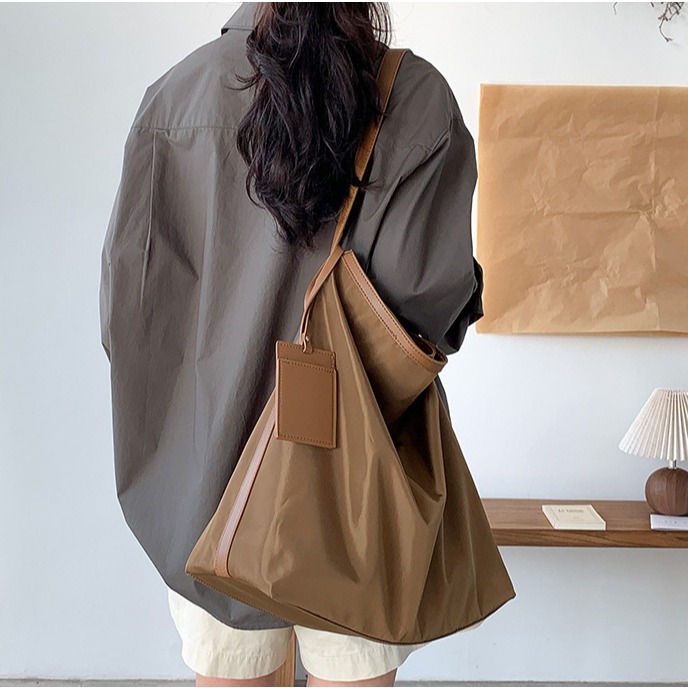 附帶質感吊牌📧新款喜歡✈C40韓國空運🇰🇷高級大容量尼龍單肩托特包 單肩腋下包 托特包 尼龍包 歐膩穿搭包包-細節圖4