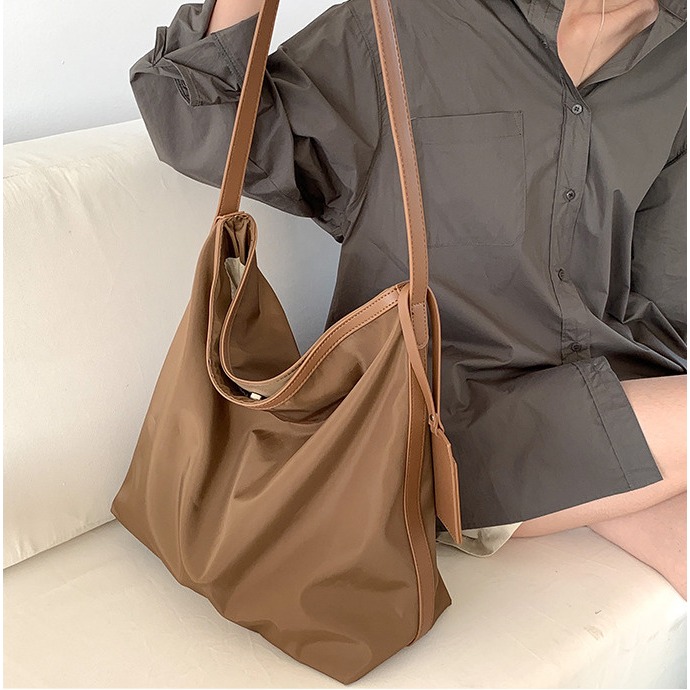 附帶質感吊牌📧新款喜歡✈C40韓國空運🇰🇷高級大容量尼龍單肩托特包 單肩腋下包 托特包 尼龍包 歐膩穿搭包包-細節圖5