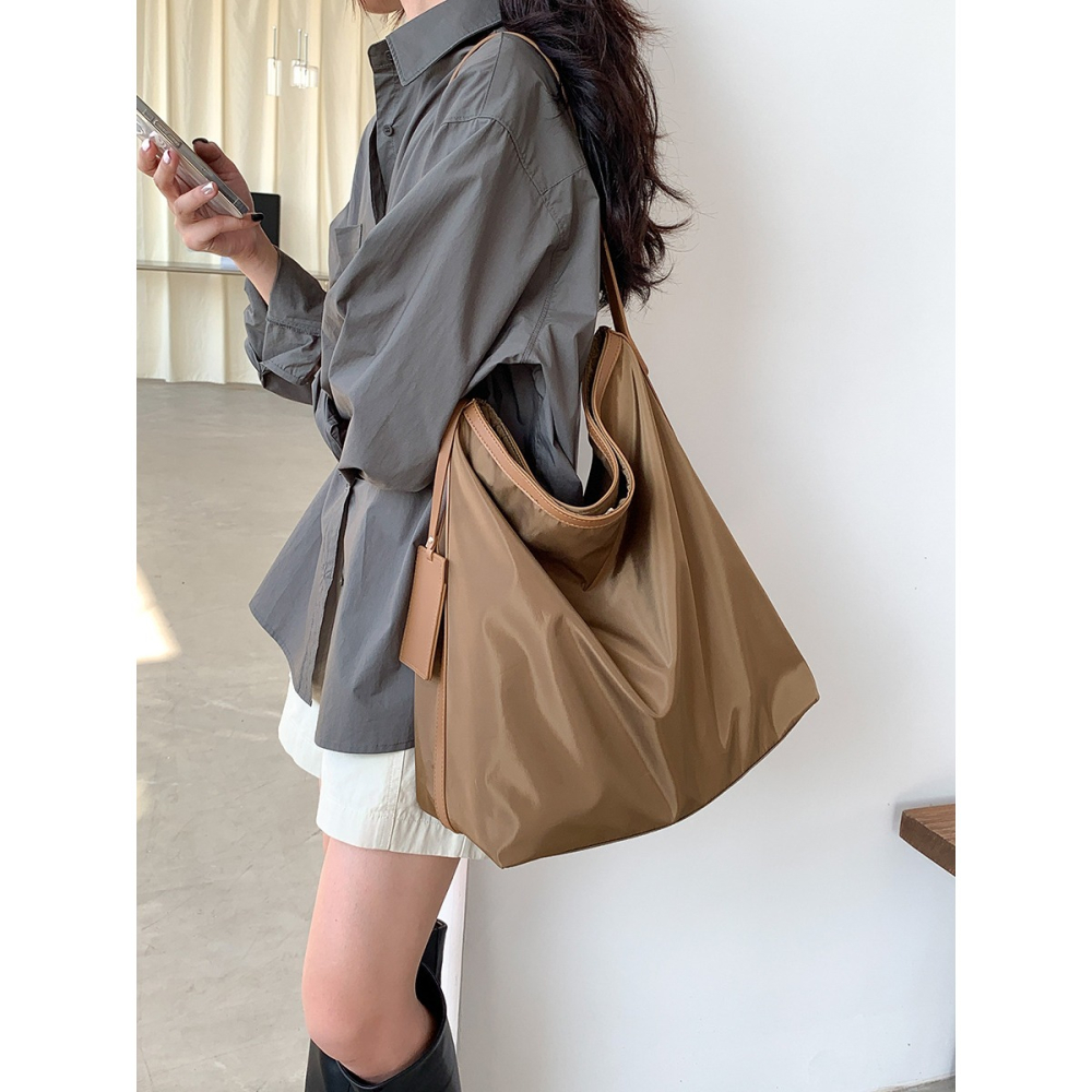 附帶質感吊牌📧新款喜歡✈C40韓國空運🇰🇷高級大容量尼龍單肩托特包 單肩腋下包 托特包 尼龍包 歐膩穿搭包包-細節圖9