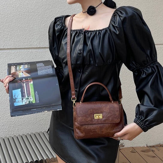 優質皮革紋理✫🌗F40韓國🇰🇷代購日常高級鎖扣手提/斜跨方包 單肩方包 手提包 方包 斜跨包 韓國流行 穿搭配-細節圖4