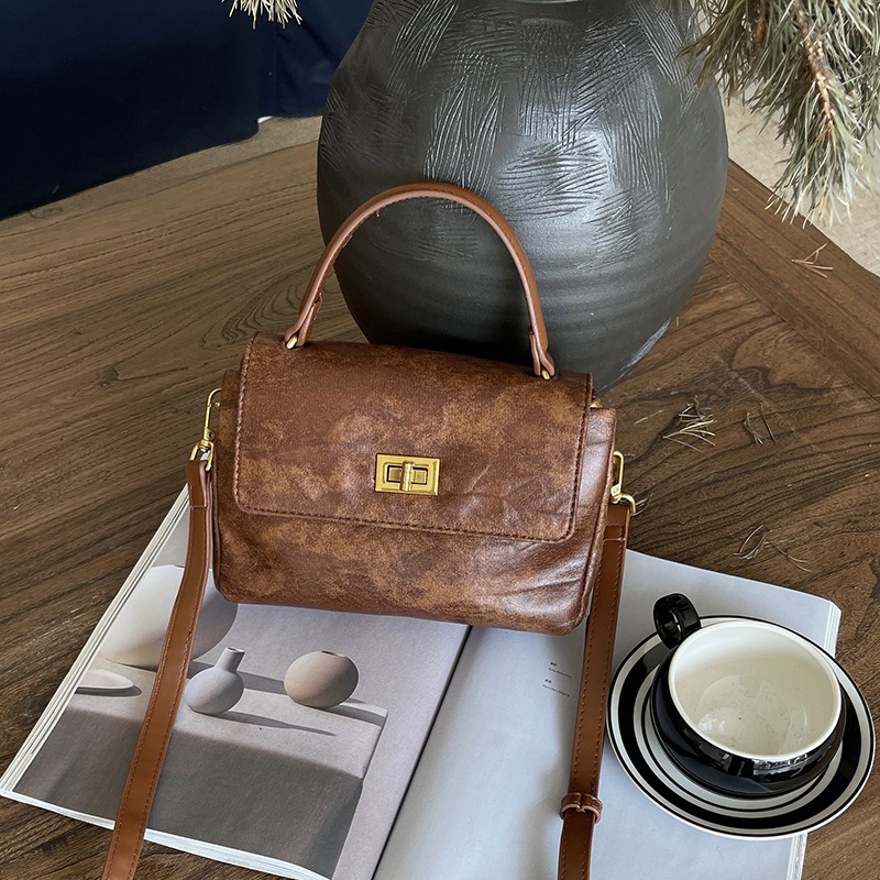 優質皮革紋理✫🌗F40韓國🇰🇷代購日常高級鎖扣手提/斜跨方包 單肩方包 手提包 方包 斜跨包 韓國流行 穿搭配-細節圖5