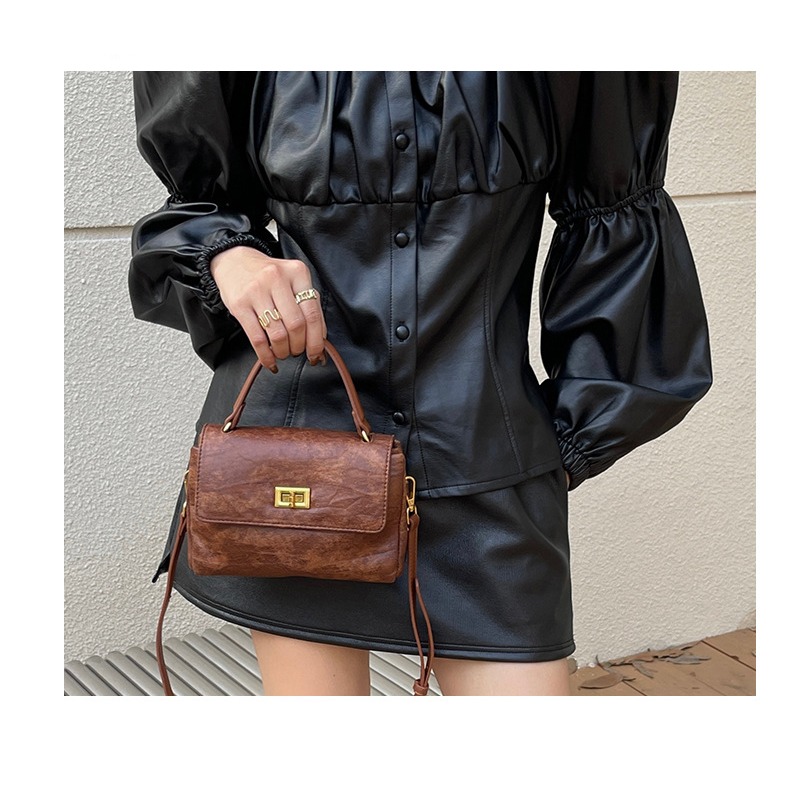 優質皮革紋理✫🌗F40韓國🇰🇷代購日常高級鎖扣手提/斜跨方包 單肩方包 手提包 方包 斜跨包 韓國流行 穿搭配-細節圖9