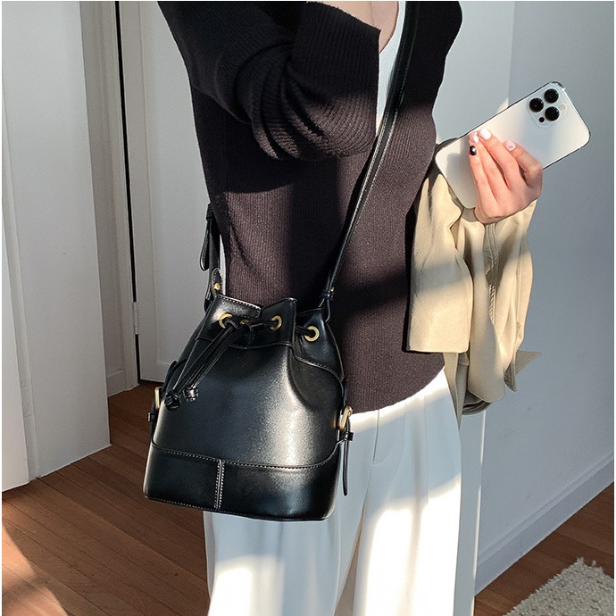 先被美哭(≧Д≦)必入款💘C45韓國空運🇰🇷高級拼色明線衍縫水桶包 斜跨包 手提水桶包 手提包 麂皮單肩包 拉-細節圖3