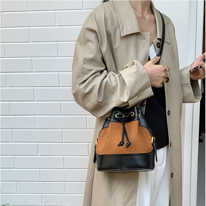 先被美哭(≧Д≦)必入款💘C45韓國空運🇰🇷高級拼色明線衍縫水桶包 斜跨包 手提水桶包 手提包 麂皮單肩包 拉-細節圖5