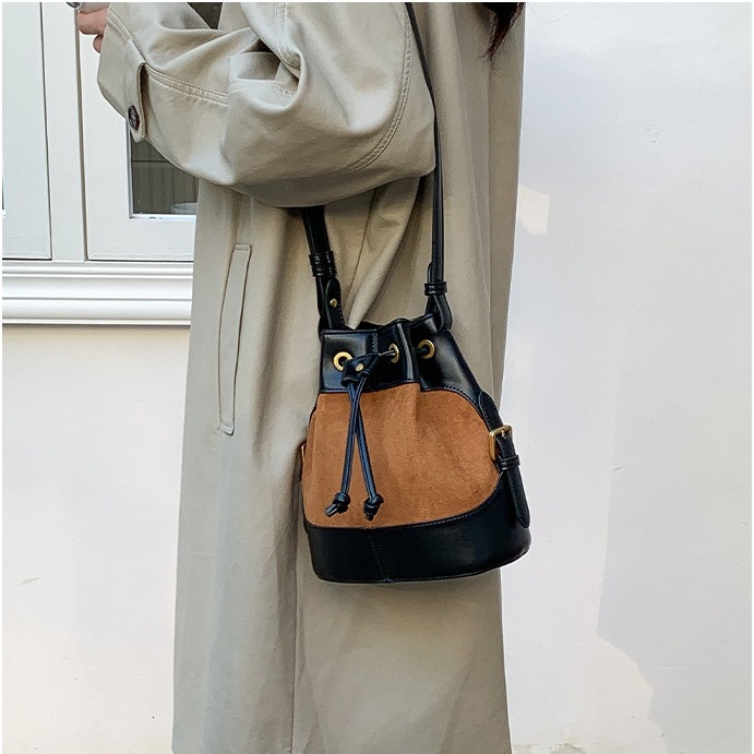 先被美哭(≧Д≦)必入款💘C45韓國空運🇰🇷高級拼色明線衍縫水桶包 斜跨包 手提水桶包 手提包 麂皮單肩包 拉-細節圖8