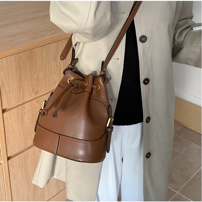 先被美哭(≧Д≦)必入款💘C45韓國空運🇰🇷高級拼色明線衍縫水桶包 斜跨包 手提水桶包 手提包 麂皮單肩包 拉-細節圖9