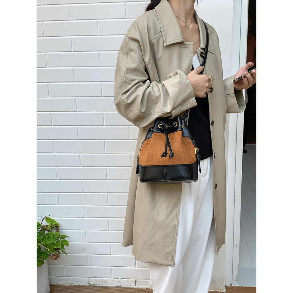 先被美哭(≧Д≦)必入款💘C45韓國空運🇰🇷高級拼色明線衍縫水桶包 斜跨包 手提水桶包 手提包 麂皮單肩包 拉-細節圖11