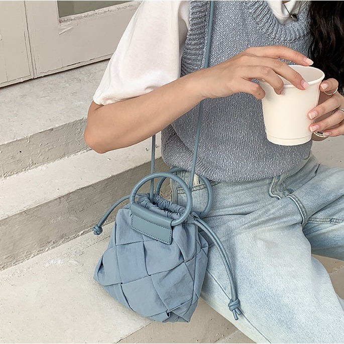 手工精緻⁂編織款░C50韓國空運🇰🇷高級感手工編織尼龍束口手提水桶包 編織包 手提包 水桶包 尼龍包 斜跨包 肩-細節圖2