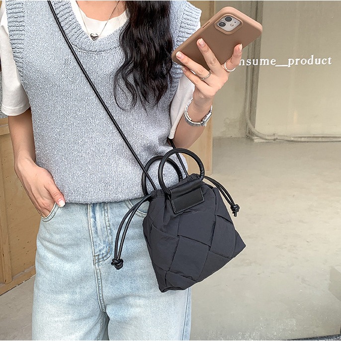 手工精緻⁂編織款░C50韓國空運🇰🇷高級感手工編織尼龍束口手提水桶包 編織包 手提包 水桶包 尼龍包 斜跨包 肩-細節圖3