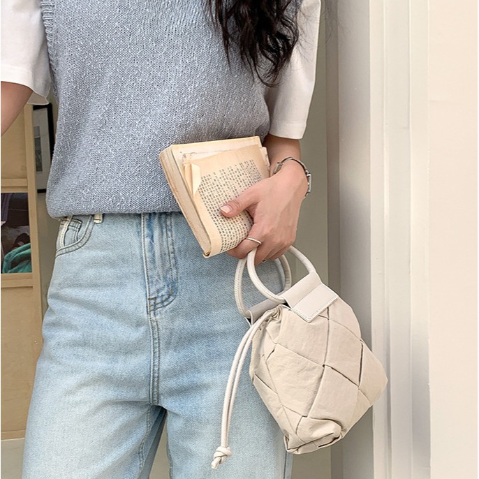 手工精緻⁂編織款░C50韓國空運🇰🇷高級感手工編織尼龍束口手提水桶包 編織包 手提包 水桶包 尼龍包 斜跨包 肩-細節圖4