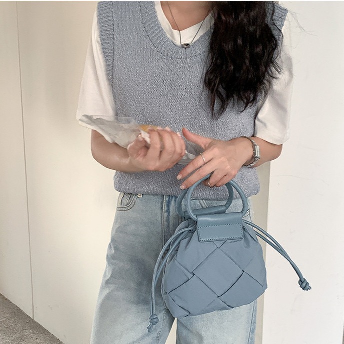 手工精緻⁂編織款░C50韓國空運🇰🇷高級感手工編織尼龍束口手提水桶包 編織包 手提包 水桶包 尼龍包 斜跨包 肩-細節圖5