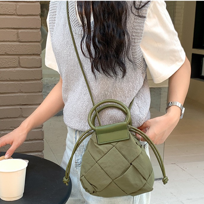 手工精緻⁂編織款░C50韓國空運🇰🇷高級感手工編織尼龍束口手提水桶包 編織包 手提包 水桶包 尼龍包 斜跨包 肩-細節圖6