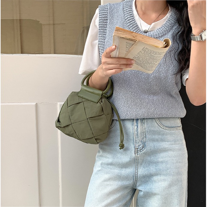 手工精緻⁂編織款░C50韓國空運🇰🇷高級感手工編織尼龍束口手提水桶包 編織包 手提包 水桶包 尼龍包 斜跨包 肩-細節圖7