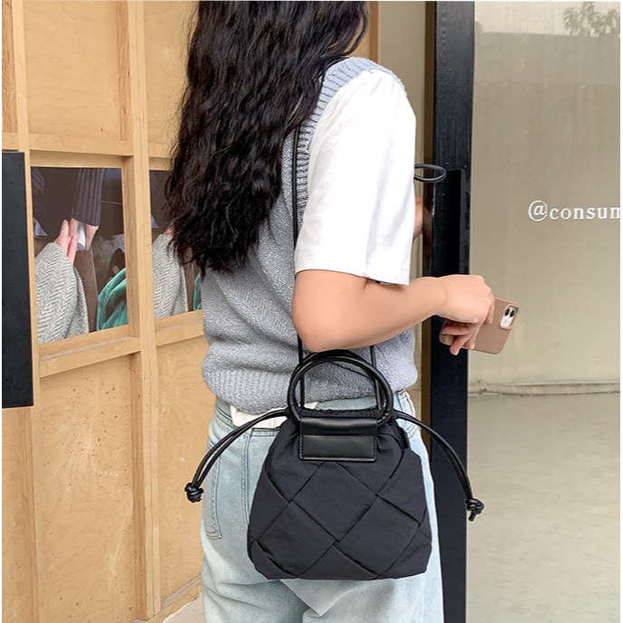 手工精緻⁂編織款░C50韓國空運🇰🇷高級感手工編織尼龍束口手提水桶包 編織包 手提包 水桶包 尼龍包 斜跨包 肩-細節圖8