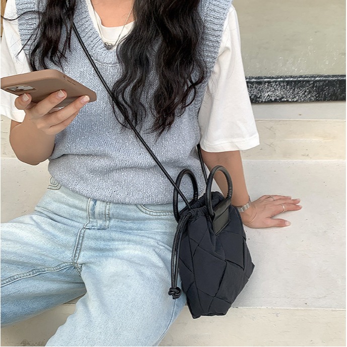 手工精緻⁂編織款░C50韓國空運🇰🇷高級感手工編織尼龍束口手提水桶包 編織包 手提包 水桶包 尼龍包 斜跨包 肩-細節圖9