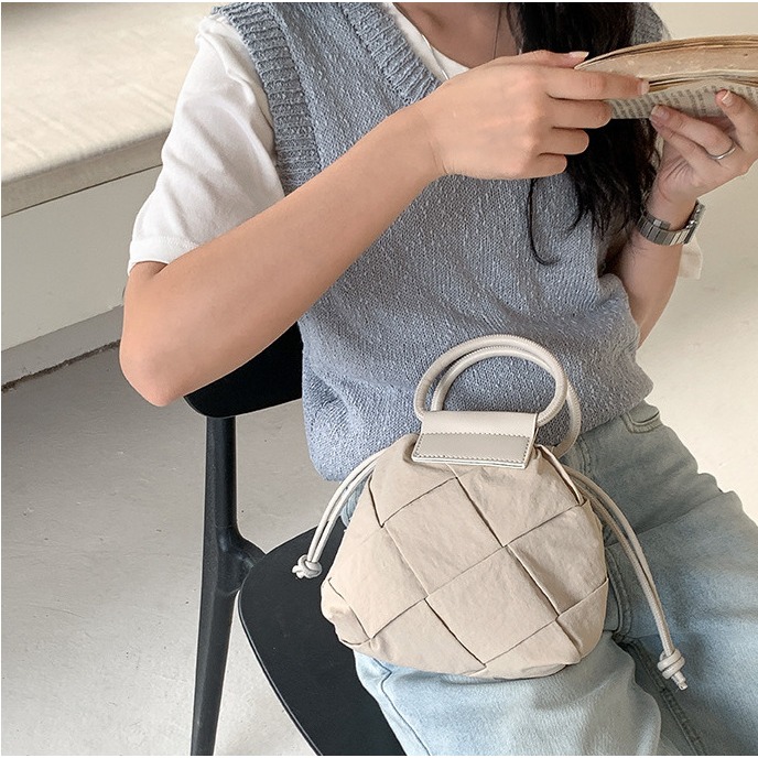 手工精緻⁂編織款░C50韓國空運🇰🇷高級感手工編織尼龍束口手提水桶包 編織包 手提包 水桶包 尼龍包 斜跨包 肩-細節圖10