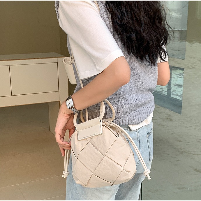 手工精緻⁂編織款░C50韓國空運🇰🇷高級感手工編織尼龍束口手提水桶包 編織包 手提包 水桶包 尼龍包 斜跨包 肩-細節圖11