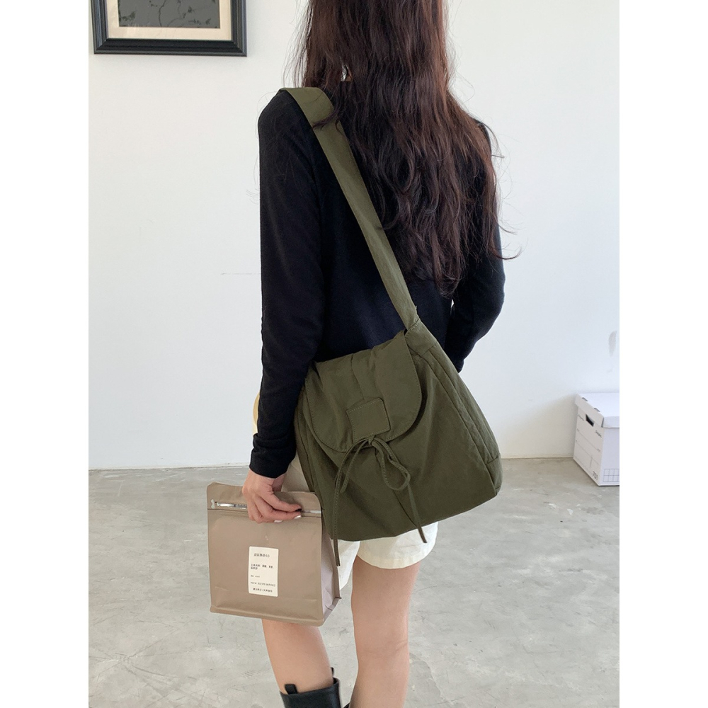 隨意搭皆好看💛完美包型💫C58韓國空運🇰🇷復古隨性翻蓋尼龍斜跨包 尼龍包大容量斜跨包單肩包肩背包休閒學生上課-細節圖5