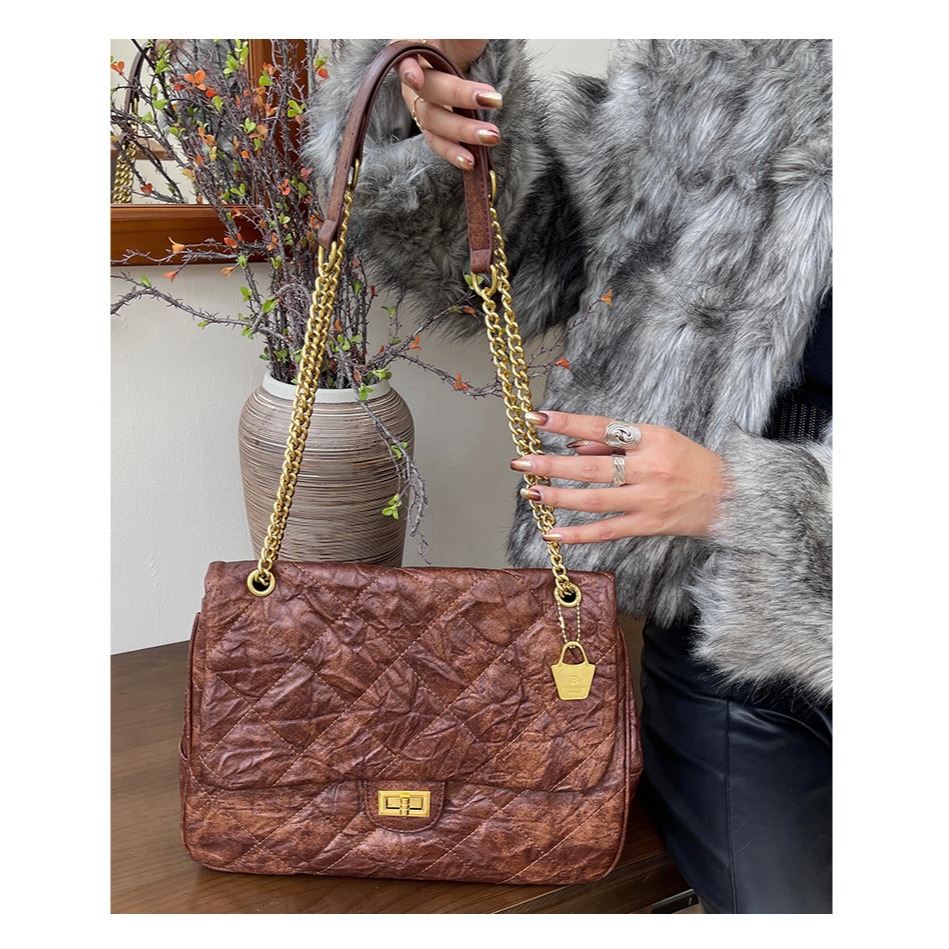 專櫃質感🔊推薦款🍁F52韓國🇰🇷代購特殊皺褶紋理菱格鏈條鎖扣托特包 大容量單肩包 小香風菱格紋包包 時尚腋下-細節圖2