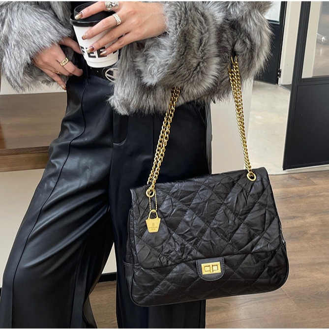 專櫃質感🔊推薦款🍁F52韓國🇰🇷代購特殊皺褶紋理菱格鏈條鎖扣托特包 大容量單肩包 小香風菱格紋包包 時尚腋下-細節圖7