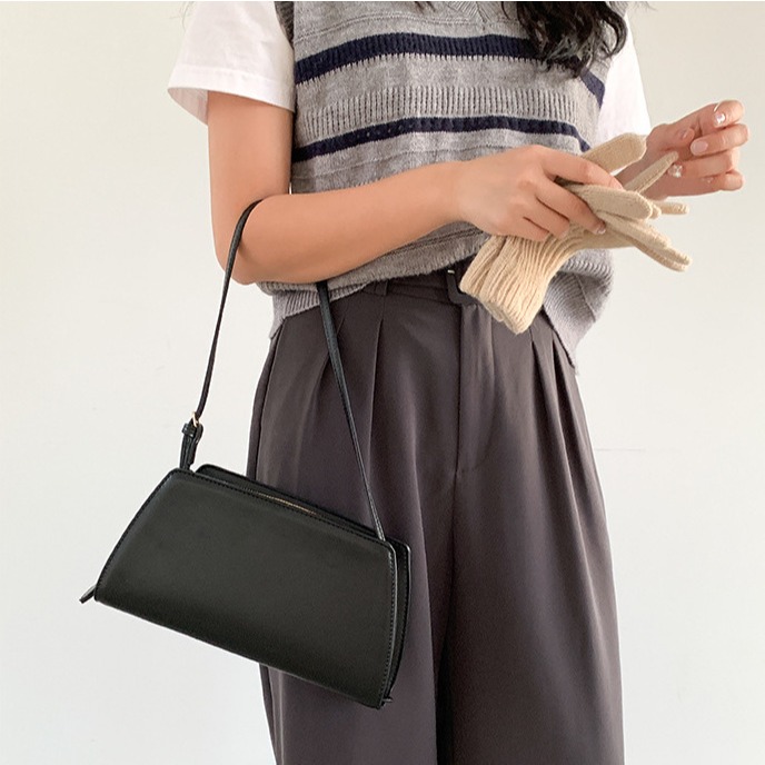 氣質首選🤞不軟榻✈C67韓國空運🇰🇷歐膩入手凱旋門腋下法棍包 單肩包 肩背包 腋下包 法棍包 韓國包包 東大門-細節圖2