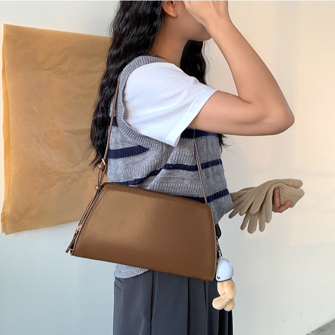 氣質首選🤞不軟榻✈C67韓國空運🇰🇷歐膩入手凱旋門腋下法棍包 單肩包 肩背包 腋下包 法棍包 韓國包包 東大門-細節圖4