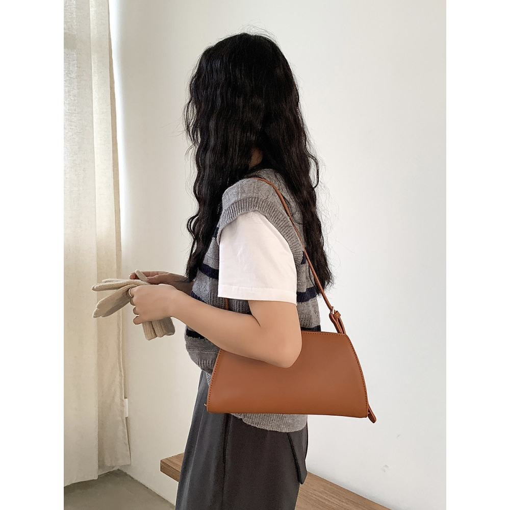 氣質首選🤞不軟榻✈C67韓國空運🇰🇷歐膩入手凱旋門腋下法棍包 單肩包 肩背包 腋下包 法棍包 韓國包包 東大門-細節圖5