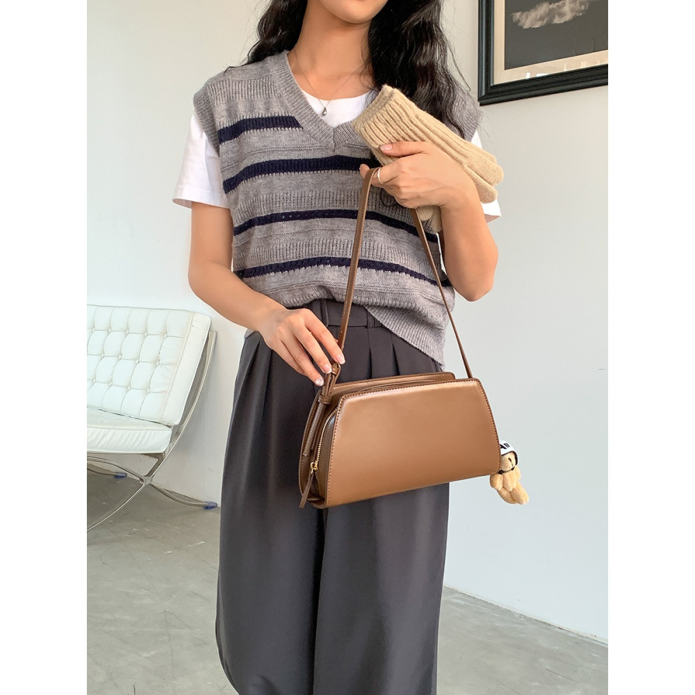 氣質首選🤞不軟榻✈C67韓國空運🇰🇷歐膩入手凱旋門腋下法棍包 單肩包 肩背包 腋下包 法棍包 韓國包包 東大門-細節圖11