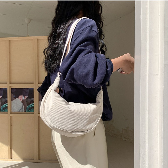 燈芯絨材質®觸感極好‰C68韓國空運🇰🇷小眾設計休閒燈芯絨餃子包 斜跨包 水餃包 餃子包 單肩包 側背包 韓國穿-細節圖2