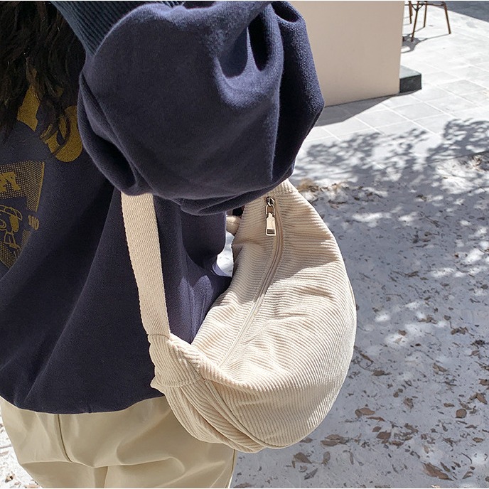 燈芯絨材質®觸感極好‰C68韓國空運🇰🇷小眾設計休閒燈芯絨餃子包 斜跨包 水餃包 餃子包 單肩包 側背包 韓國穿-細節圖3