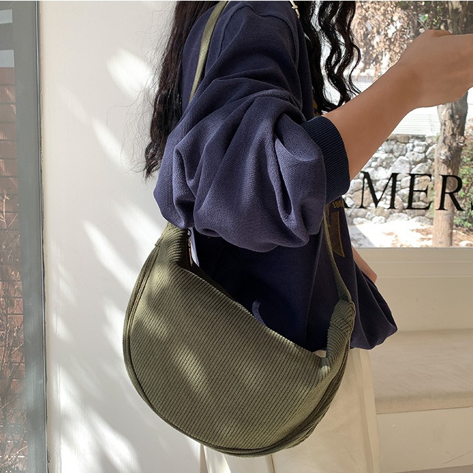 燈芯絨材質®觸感極好‰C68韓國空運🇰🇷小眾設計休閒燈芯絨餃子包 斜跨包 水餃包 餃子包 單肩包 側背包 韓國穿-細節圖5