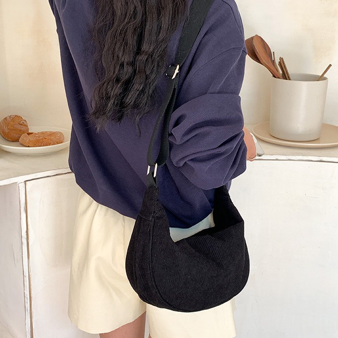 燈芯絨材質®觸感極好‰C68韓國空運🇰🇷小眾設計休閒燈芯絨餃子包 斜跨包 水餃包 餃子包 單肩包 側背包 韓國穿-細節圖8