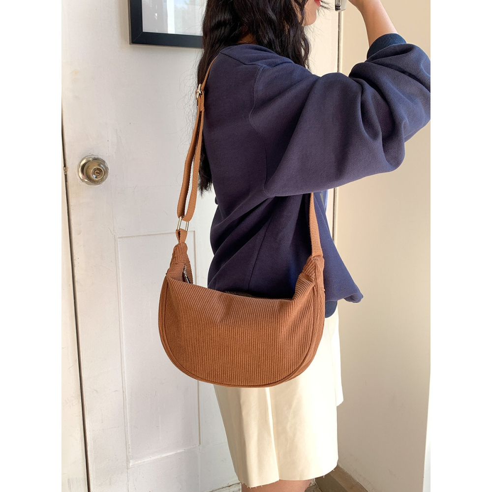 燈芯絨材質®觸感極好‰C68韓國空運🇰🇷小眾設計休閒燈芯絨餃子包 斜跨包 水餃包 餃子包 單肩包 側背包 韓國穿-細節圖9