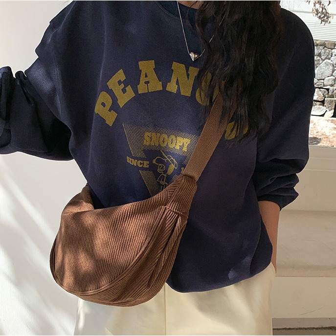 燈芯絨材質®觸感極好‰C68韓國空運🇰🇷小眾設計休閒燈芯絨餃子包 斜跨包 水餃包 餃子包 單肩包 側背包 韓國穿-細節圖10