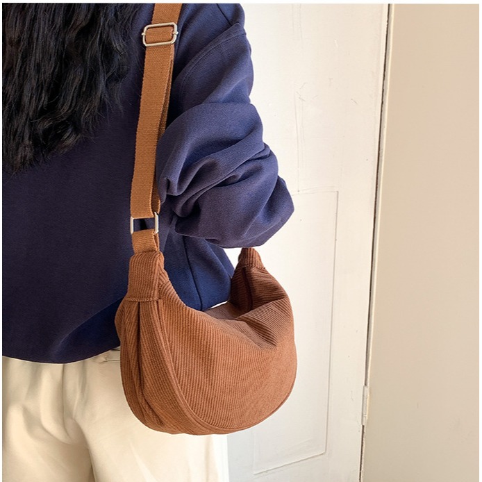 燈芯絨材質®觸感極好‰C68韓國空運🇰🇷小眾設計休閒燈芯絨餃子包 斜跨包 水餃包 餃子包 單肩包 側背包 韓國穿-細節圖11