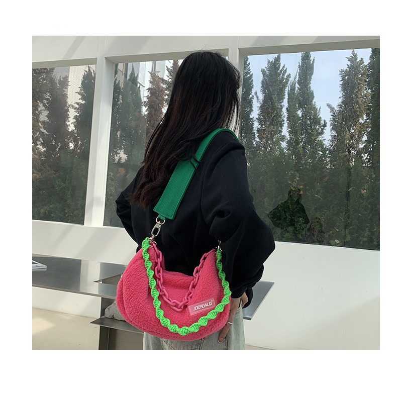 時髦配色👏多種背帶⚡F55韓國🇰🇷代購亮眼寬肩帶鏈條毛絨枕頭包 斜跨包 單肩包 鏈條包 枕頭包 方包 東大門新-細節圖2