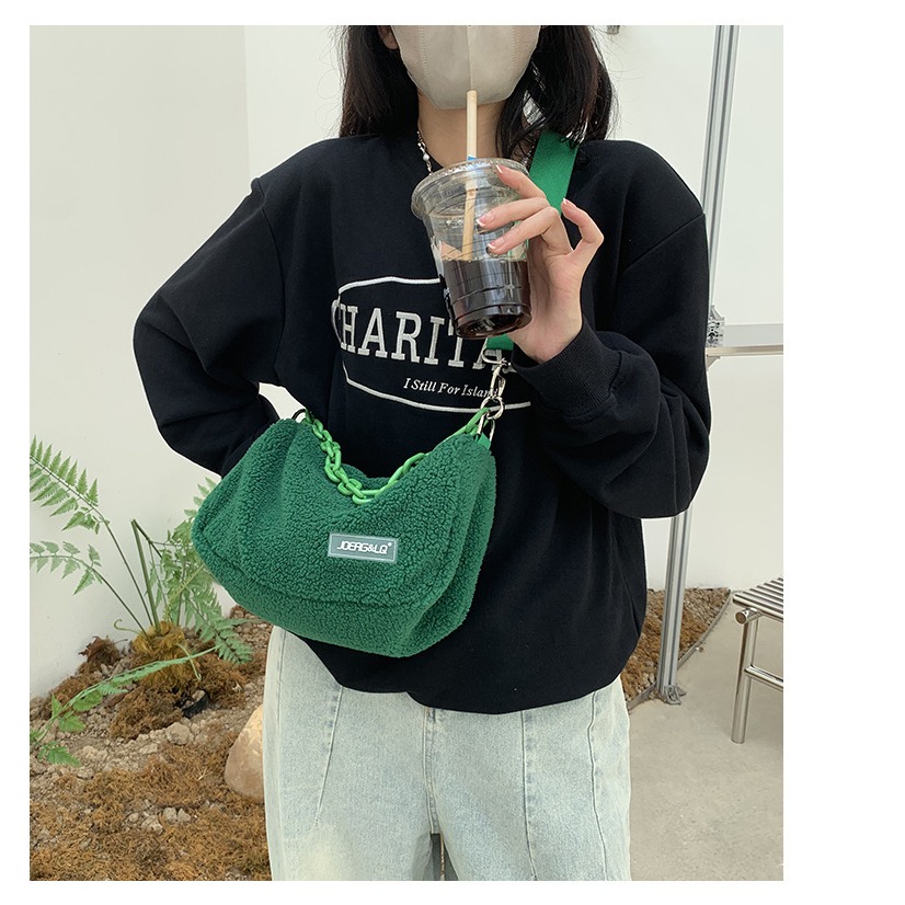 時髦配色👏多種背帶⚡F55韓國🇰🇷代購亮眼寬肩帶鏈條毛絨枕頭包 斜跨包 單肩包 鏈條包 枕頭包 方包 東大門新-細節圖3