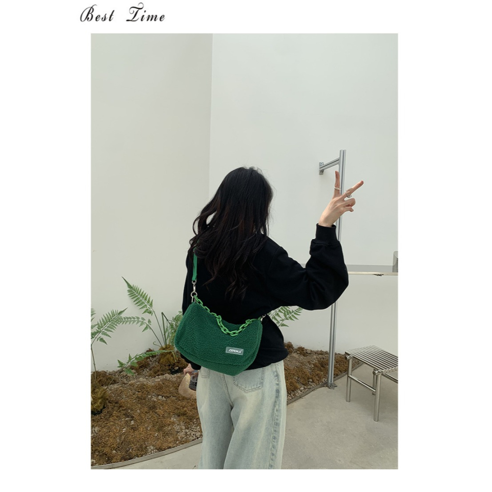 時髦配色👏多種背帶⚡F55韓國🇰🇷代購亮眼寬肩帶鏈條毛絨枕頭包 斜跨包 單肩包 鏈條包 枕頭包 方包 東大門新-細節圖4