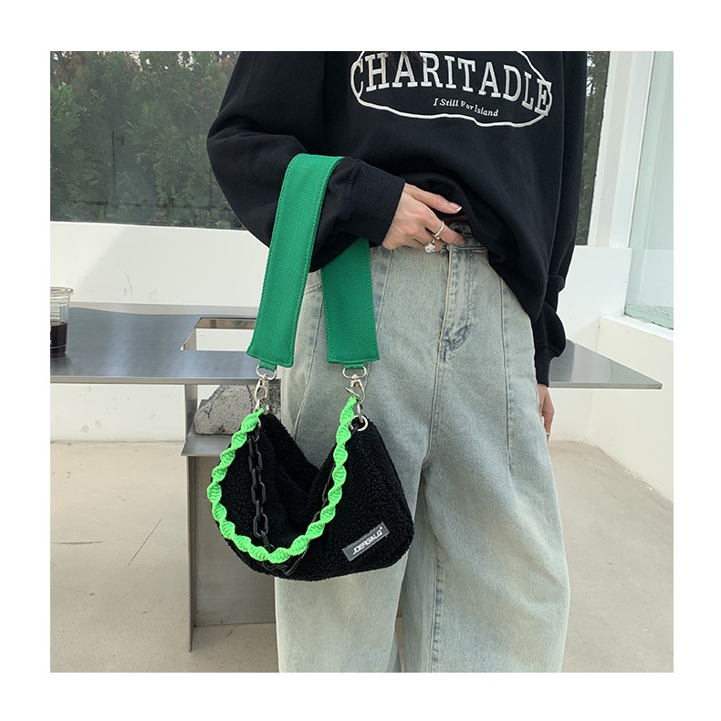 時髦配色👏多種背帶⚡F55韓國🇰🇷代購亮眼寬肩帶鏈條毛絨枕頭包 斜跨包 單肩包 鏈條包 枕頭包 方包 東大門新-細節圖5