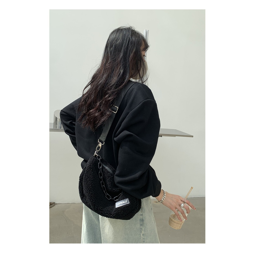 時髦配色👏多種背帶⚡F55韓國🇰🇷代購亮眼寬肩帶鏈條毛絨枕頭包 斜跨包 單肩包 鏈條包 枕頭包 方包 東大門新-細節圖6