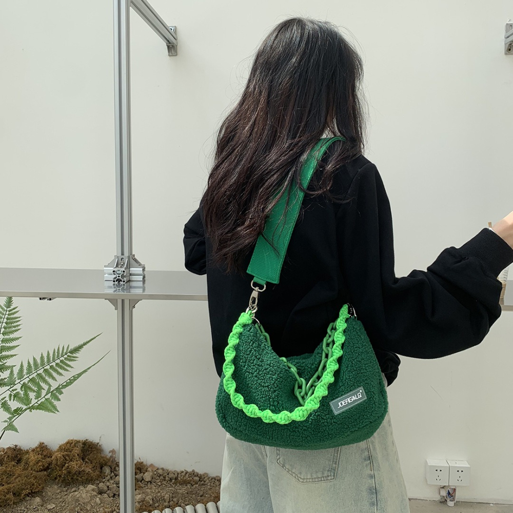 時髦配色👏多種背帶⚡F55韓國🇰🇷代購亮眼寬肩帶鏈條毛絨枕頭包 斜跨包 單肩包 鏈條包 枕頭包 方包 東大門新-細節圖7