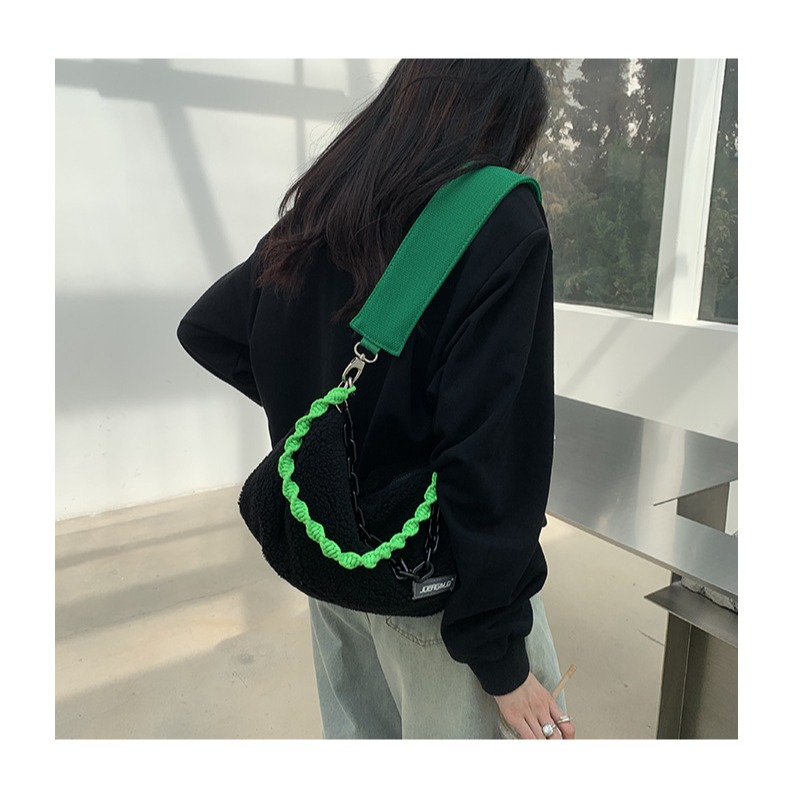 時髦配色👏多種背帶⚡F55韓國🇰🇷代購亮眼寬肩帶鏈條毛絨枕頭包 斜跨包 單肩包 鏈條包 枕頭包 方包 東大門新-細節圖8