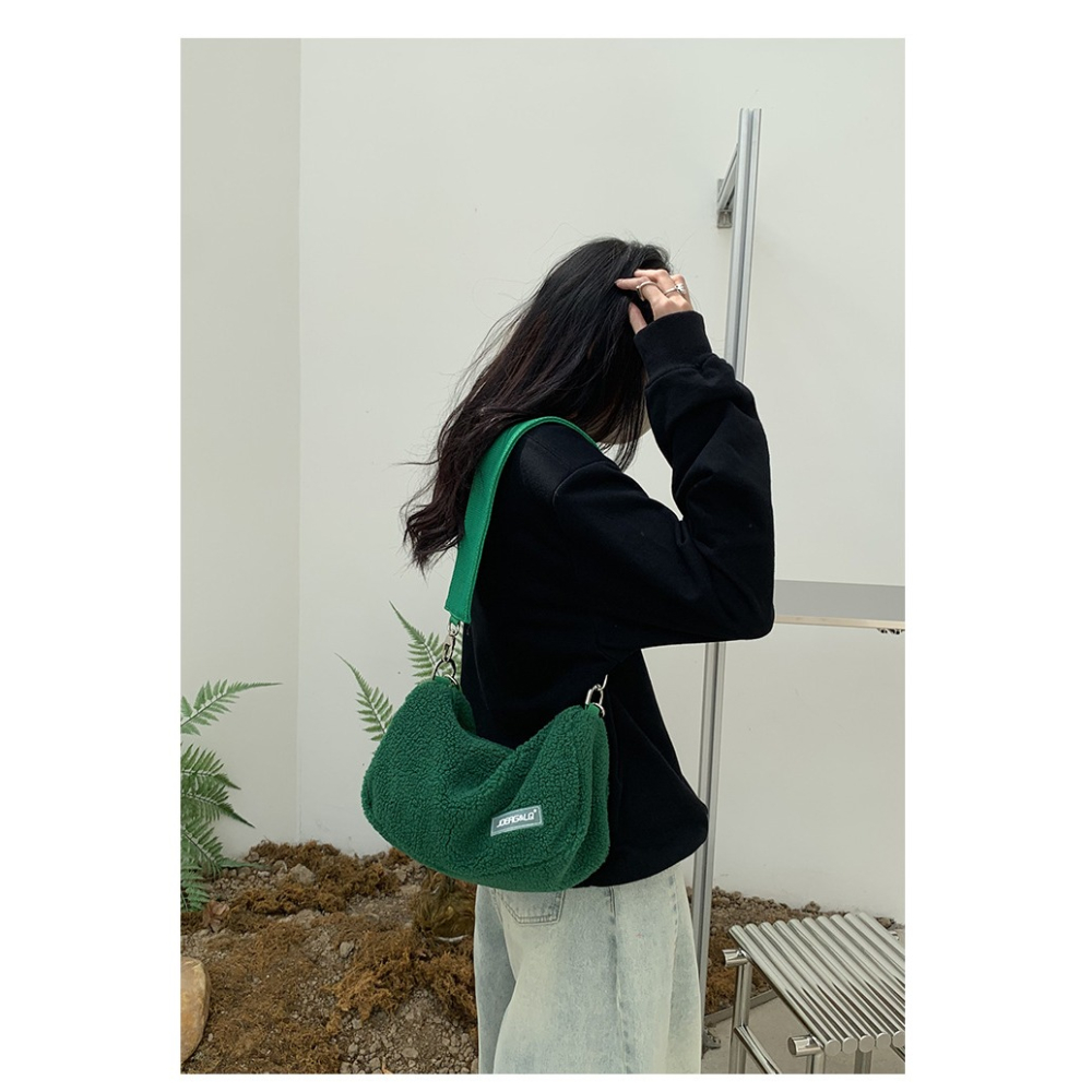 時髦配色👏多種背帶⚡F55韓國🇰🇷代購亮眼寬肩帶鏈條毛絨枕頭包 斜跨包 單肩包 鏈條包 枕頭包 方包 東大門新-細節圖9