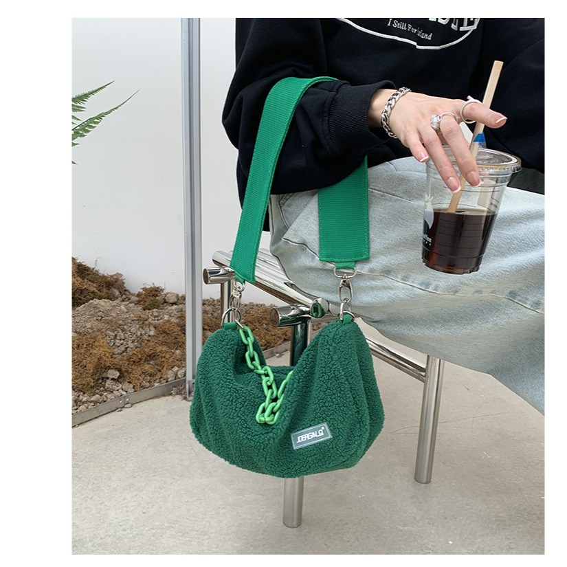 時髦配色👏多種背帶⚡F55韓國🇰🇷代購亮眼寬肩帶鏈條毛絨枕頭包 斜跨包 單肩包 鏈條包 枕頭包 方包 東大門新-細節圖10