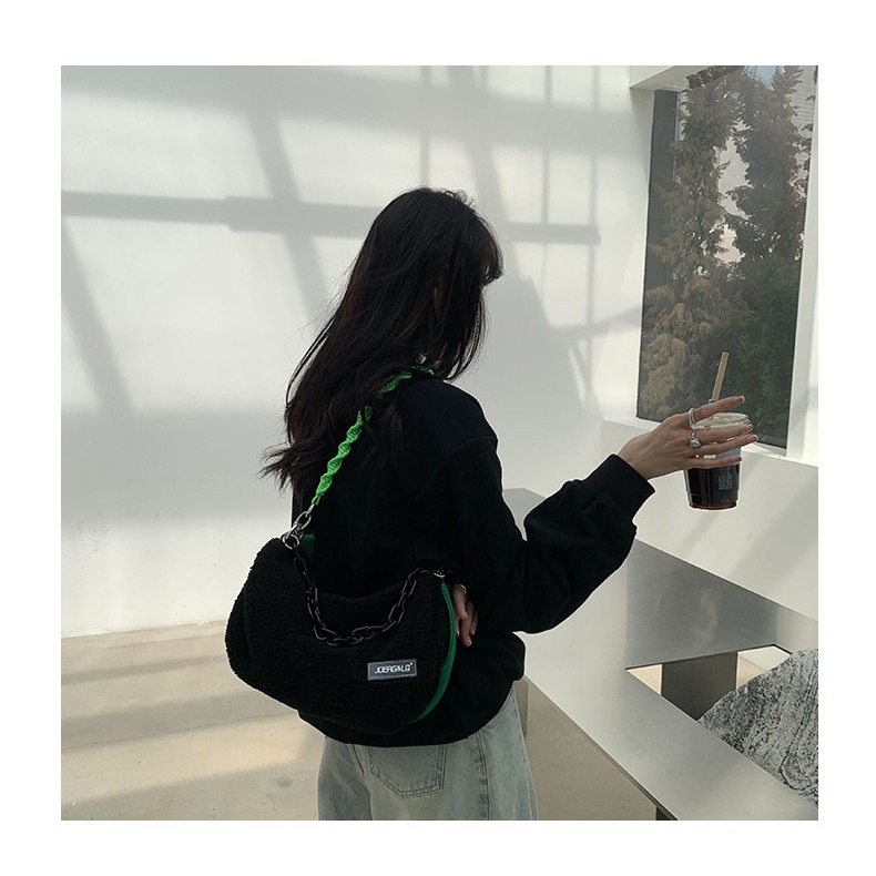 時髦配色👏多種背帶⚡F55韓國🇰🇷代購亮眼寬肩帶鏈條毛絨枕頭包 斜跨包 單肩包 鏈條包 枕頭包 方包 東大門新-細節圖11