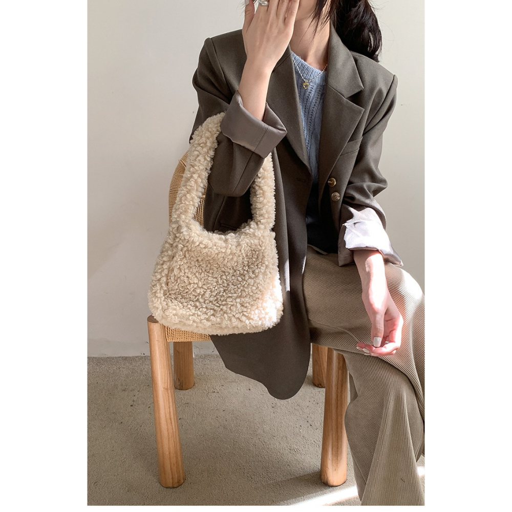 時髦復古的推薦款🐑 U017韓國空運🇰🇷原來你是我一直在尋覓的單肩毛絨包 手提包 毛絨包 腋下包 單肩包 東大-細節圖4