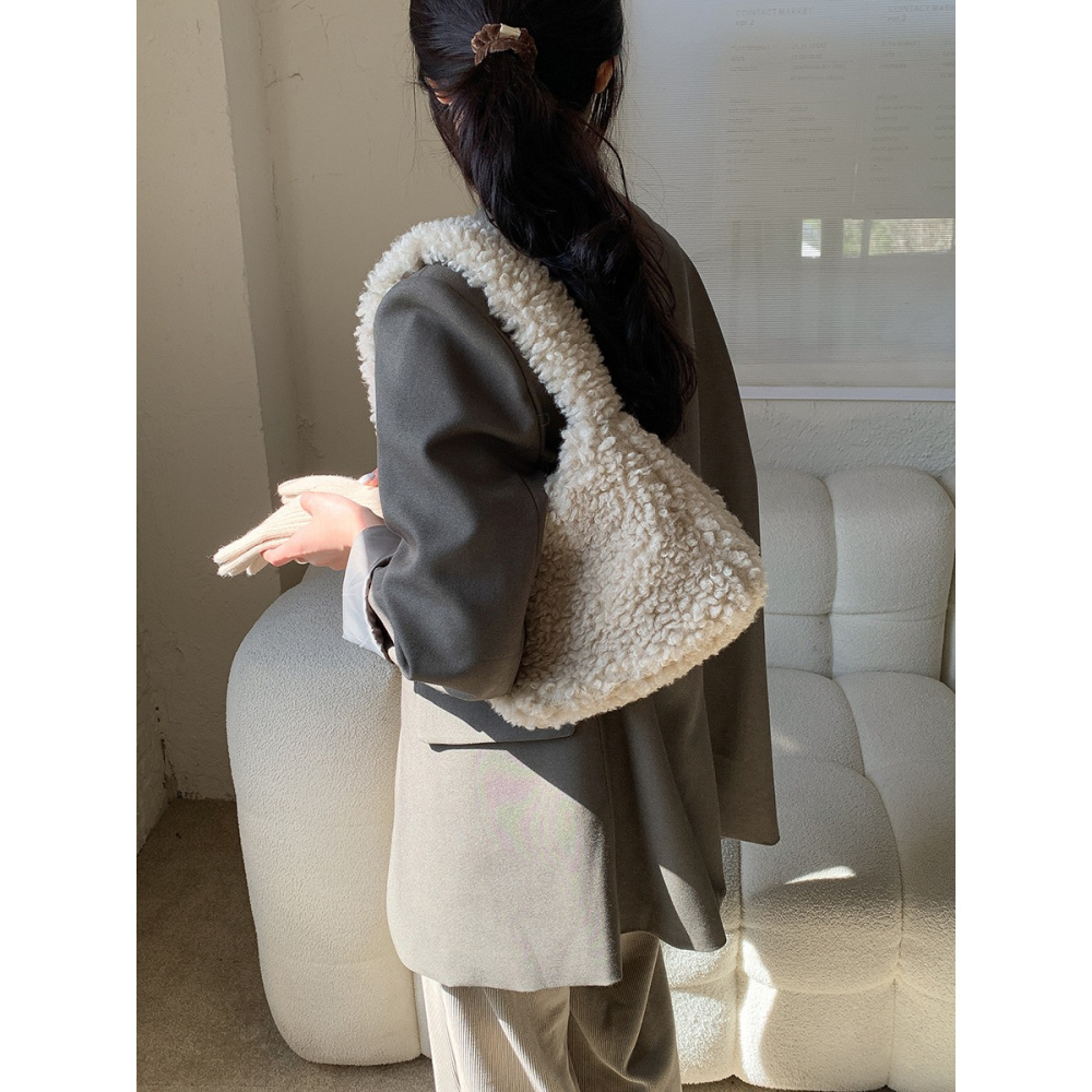 時髦復古的推薦款🐑 U017韓國空運🇰🇷原來你是我一直在尋覓的單肩毛絨包 手提包 毛絨包 腋下包 單肩包 東大-細節圖8