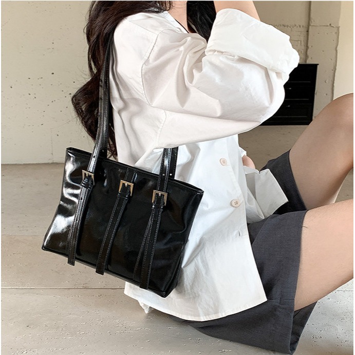 皮扣裝飾✈special🍃 F30023韓國空運🇰🇷質感皮扣裝飾單肩托特包 托特包 單肩包 肩背包 腋下包 手-細節圖2