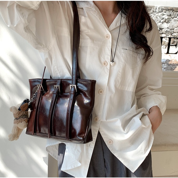 皮扣裝飾✈special🍃 F30023韓國空運🇰🇷質感皮扣裝飾單肩托特包 托特包 單肩包 肩背包 腋下包 手-細節圖9